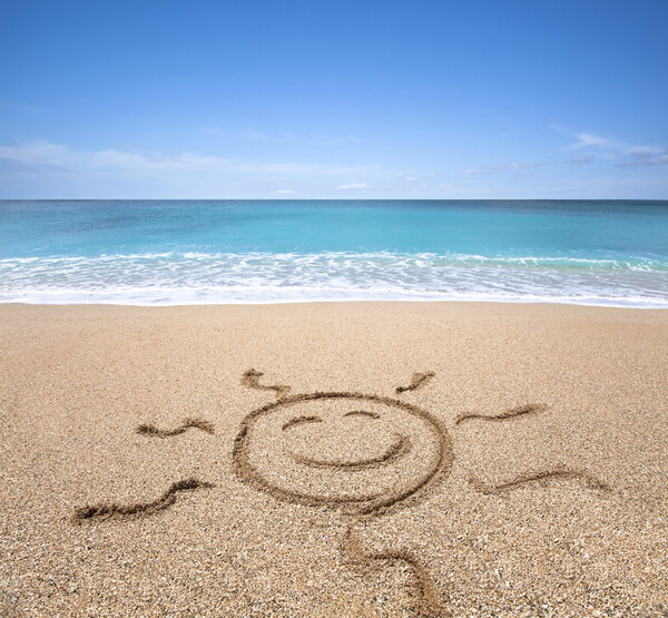 Счастливое солнце на пляже с ясным небом
