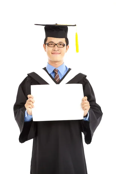Graduando estudante mostrando certificado de diploma em branco — Fotografia de Stock