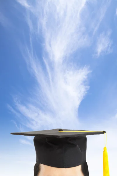 Capa de graduação e conceito de pensamento com fundo em nuvem — Fotografia de Stock