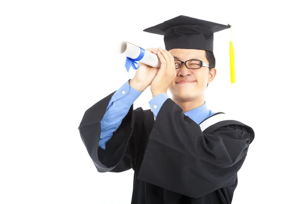 Joven estudiante graduado viendo por diploma —  Fotos de Stock