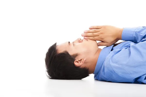 Бизнесмен лежит на полу с молитвой — стоковое фото