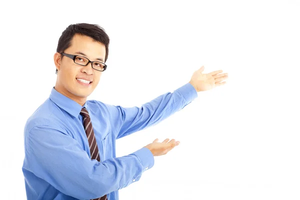 Asiático jovem homem de negócios mostrando algo — Fotografia de Stock