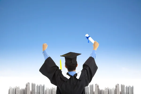 Framgångsrik examen student med himmel bakgrund — Stockfoto