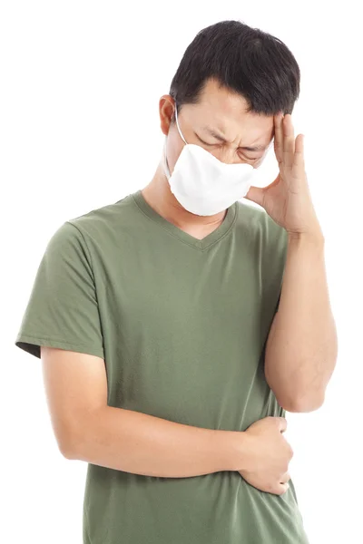 Mann mit Gesichtsmaske und Kopfschmerzen — Stockfoto