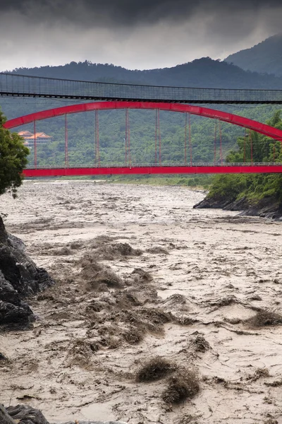 谷および洪水で川の大雨 — ストック写真