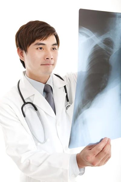 Jeune médecin avec radiographie — Photo