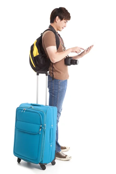 Comprimento total do jovem viajante usando tablet pc — Fotografia de Stock
