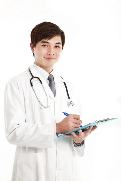 Sorrindo asiático médico médico com prancheta — Fotografia de Stock