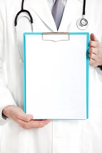 Lekarz trzymając pusty schowka — Zdjęcie stockowe