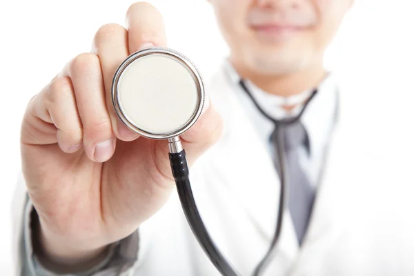 Leende läkare håller stetoskop — Stockfoto