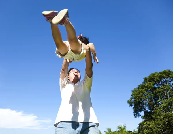 Ayah dan anak yang bahagia dengan latar langit biru — Stok Foto