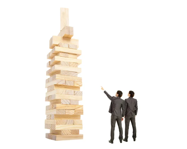 Bedrijfsconcept. zakenman kijken naar de toren door bouwsteen — Stockfoto