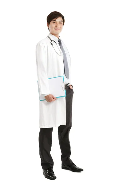 Volledige lengte van Aziatische medisch arts met Klembord — Stockfoto