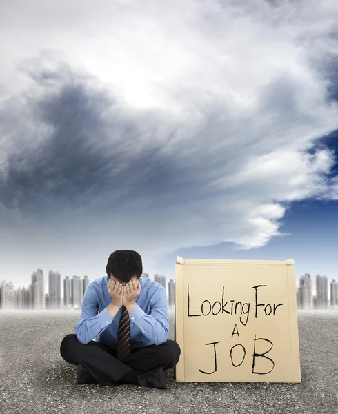 Affärsman som letar efter ett jobb och staden med stormen kommer — Stockfoto