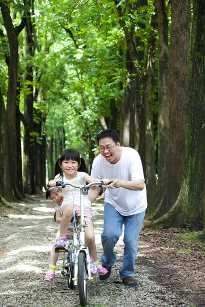 Ojciec uczy córkę do jazdy rowerem — Zdjęcie stockowe