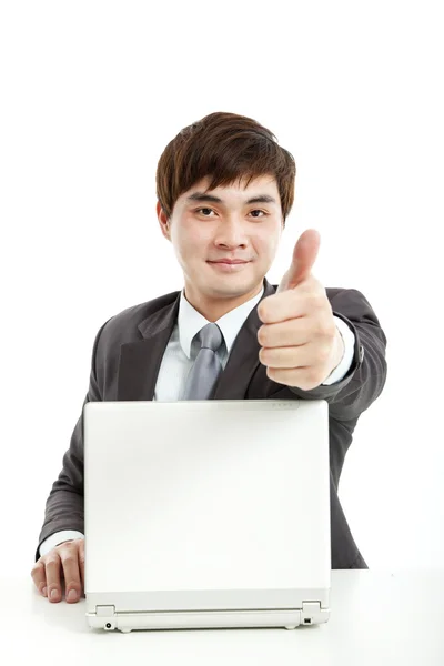 Empresário bem sucedido trabalhando com computador e mostrando o polegar para cima — Fotografia de Stock