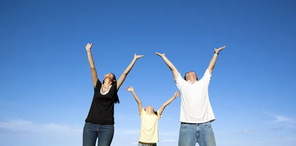 Aziatische en gelukkige familie met blauwe hemel — Stockfoto