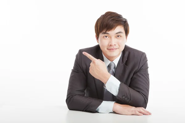 指しているアジア系の若いビジネスマン — ストック写真