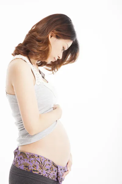 Asiática mulher grávida acariciando sua barriga — Fotografia de Stock