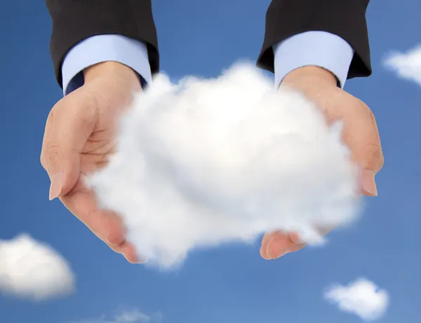 Рука бізнесмена тримає єдину хмару — стокове фото