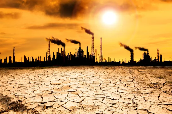 Refinery with smoke and global warming concept — Stock Photo, Image