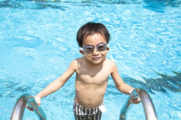 Garçon heureux dans la piscine — Photo