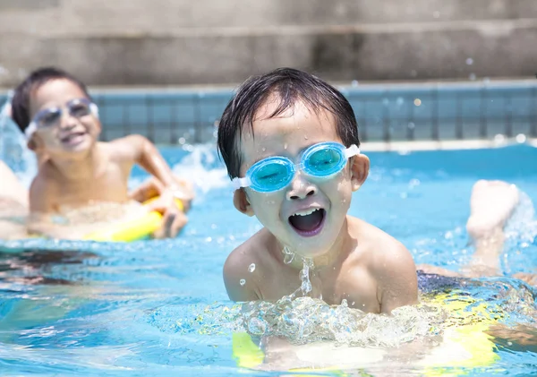 Азиатский мальчик в бассейне — стоковое фото