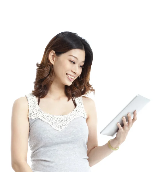 Lächelnd asiatische junge Frau beobachtet den Tablet-PC — Stockfoto