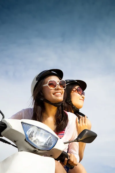 Mladá žena jezdecké skútr na slunečný den — Stock fotografie