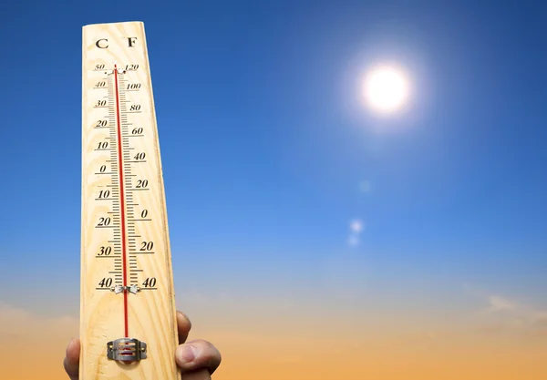 Termometro a mano e clima caldo — Foto Stock
