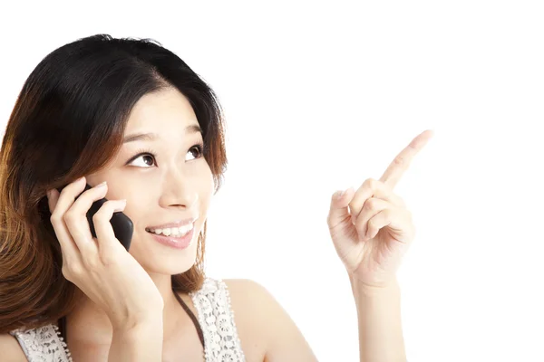 Młoda kobieta rozmawia przez telefon i wskazując coś — Zdjęcie stockowe