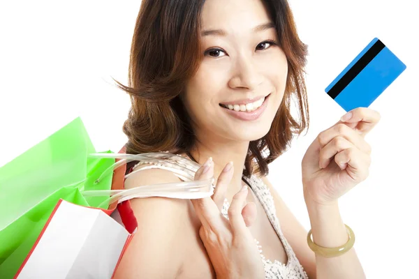 Femme heureuse avec sac à provisions et carte de crédit — Photo