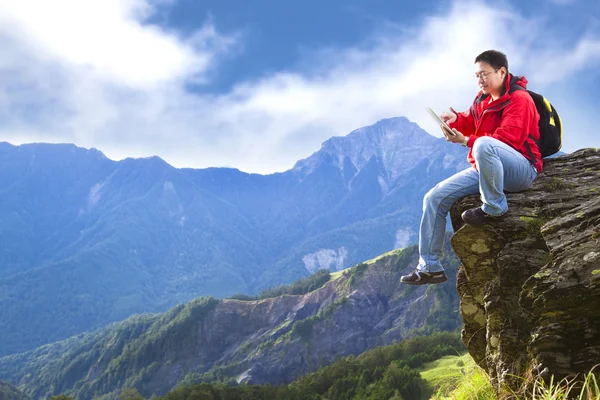 Homem com tablet pc na montanha — Fotografia de Stock