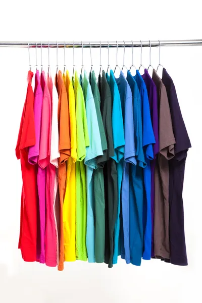 T-shirt colorida com cabides isolados em branco — Fotografia de Stock