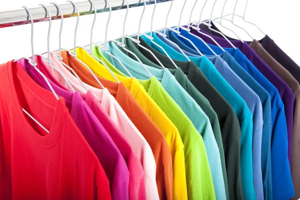 Verschiedene lässige Hemden auf Kleiderbügeln — Stockfoto
