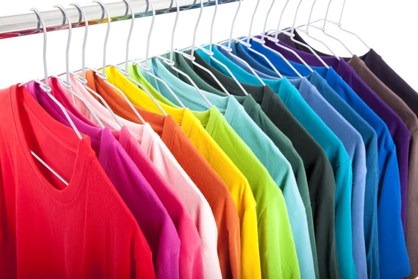 Variedad de camisas casuales en perchas Imagen de stock