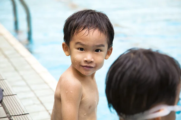 Asiático crianças na piscina — Fotografia de Stock
