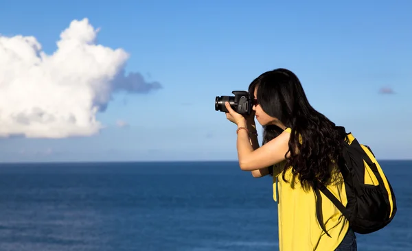 Mujer joven tomando fotos con fondo de nube —  Fotos de Stock