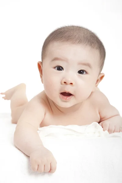 Asiático bebé niño mintiendo y mirando camrea —  Fotos de Stock