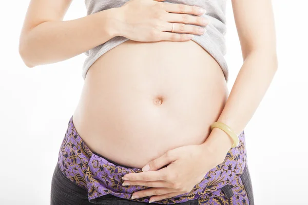 Fechar a barriga da mulher grávida — Fotografia de Stock