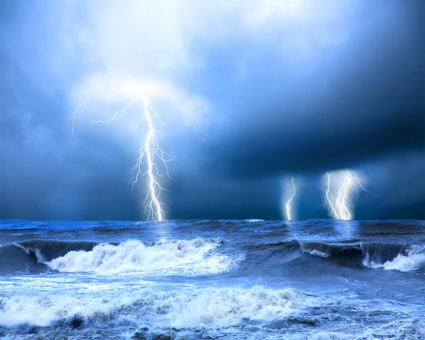 Tempestade e trovão no mar — Fotografia de Stock