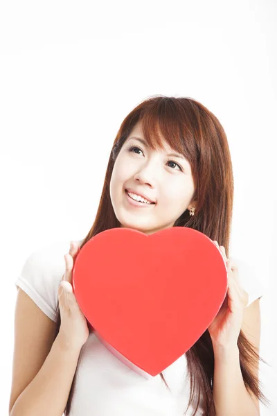 Mladá žena drží červené srdce dárkový box — Stock fotografie