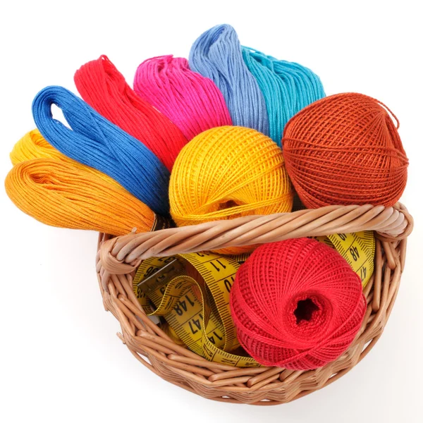 Hilos de colores para la costura en la cesta — Foto de Stock