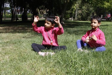 İki ikiz kız yoga yapmak