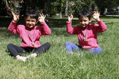 İki ikiz kız yoga yapmak