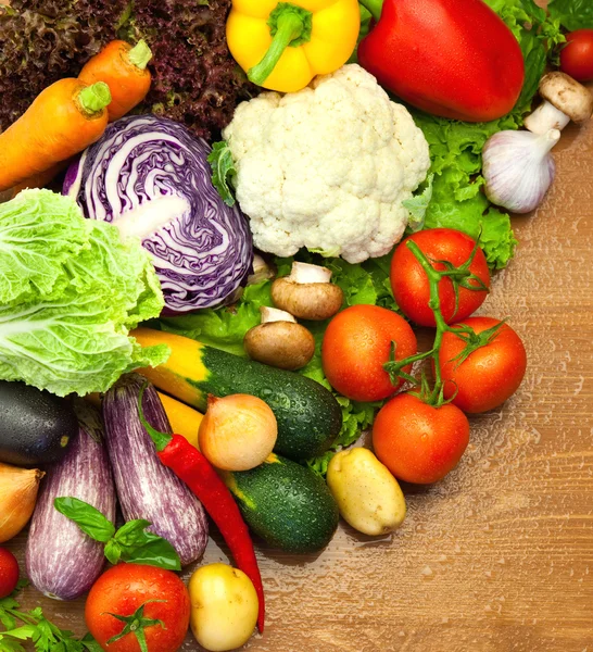 Sortiment an frischem Bio-Gemüse / auf dem Holztisch — Stockfoto