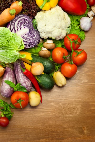 Fresh Organic Vegetables / on the Wooden Desk — Stock Photo, Image