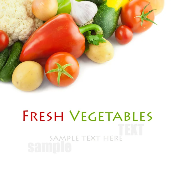 Verduras diferentes orgánicas frescas / sobre fondo blanco — Foto de Stock