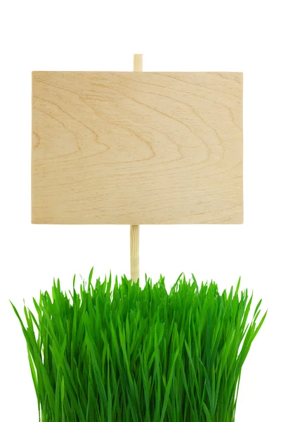 Leeres Holzschild mit grünem Gras / isoliert — Stockfoto