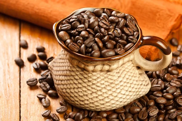 Mug of coffee beans — Stock Photo, Image